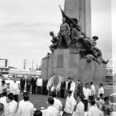 Adolfo López Mateos con el presidente de Filipinas y funcionarios montan guardia en el monumento al escuadrón 201