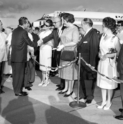Adolfo López Mateos recibiendo saludos de funcionarios a su llegada a al cd. de Manila acompañado por el presidente Macapagal