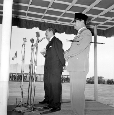 Adolfo López Mateos haciendo uso de la palabra durante su despedida de Jakarta acompañado por el presidente Sukarno