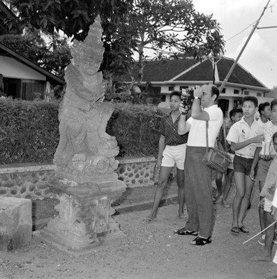 Turista fotografiando una figura prehispánica, en una calle de Balí, Indonesia