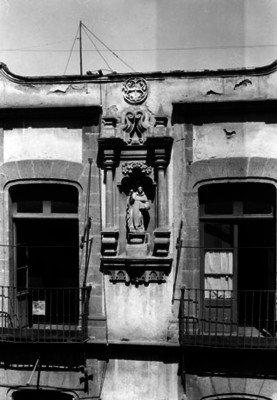 Nicho en el exterior de la casa ubicada en "5a. de Tacuba 84"