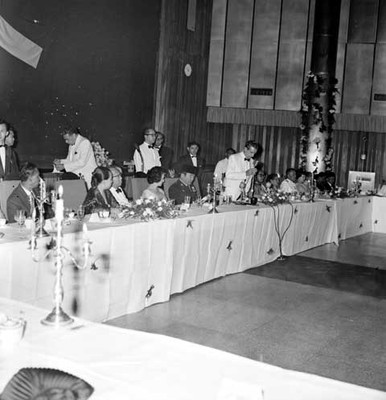 Adolfo López Mateos pronunciando un discurso durante el banquete ofrecido a Ahmed Sukarno
