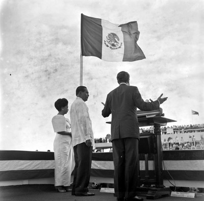 Adolfo López Mateos agradeciendo el discurso de bienvenida a Diosdado Macapagal en el aeropuerto de Filipinas