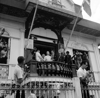 López Mateos con funcionarios en un balcón durante su gira por Oriente