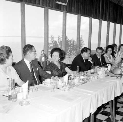 Adolfo López Mateos y esposa en un banquete con motivo de la inauguración de la Escuela Revolución Mexicana durante su gira de trabajo por Quintana Roo