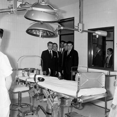 Adolfo López Mateos y comitiva en el quirofano de un hospital, durante su inauguración
