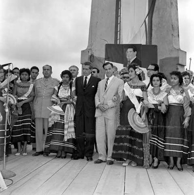 Adolfo López Mateos y comitiva durante la ceremonia de inauguración del Centro de Salud en Macuspana, Tabasco