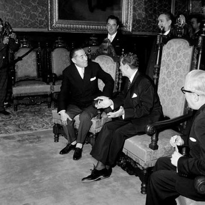 Adolfo López Mateos conversando con Ruperto Alarcón Falconi en la presentación de cartas credencial en Palacio Nacional