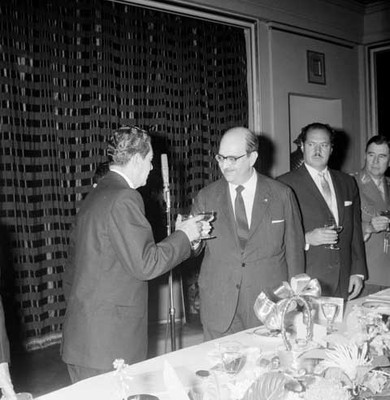 Adolfo López Mateos brindando con el canciller del Brasil en un banquete