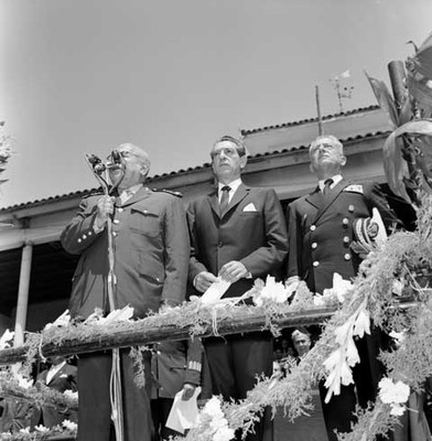Adolfo López Mateos y Manuel Zermeño Araico escuchando discurso por parte de Agustín Olachea Avilés en una ceremonias militar