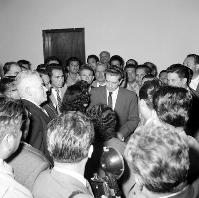 Adolfo López Mateos conversando con empleados de la Secretaría del Trabajo, en una oficina