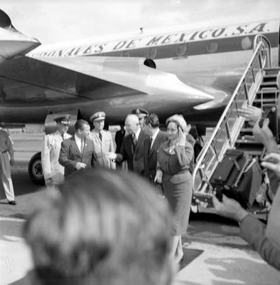 Adolfo López Mateos saluda a funcionarios norteamericanos, en el aeropuerto, durante su llegada a Los Ángeles