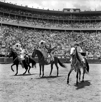 Charros a caballo saludando durante el festival organizado por la Asociación de Charros