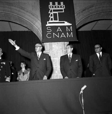 Adolfo López Mateos, Luis González Aparicio y miembros de su gabinete durante el cambio de la mesa directiva de la sociedad de arquitectos