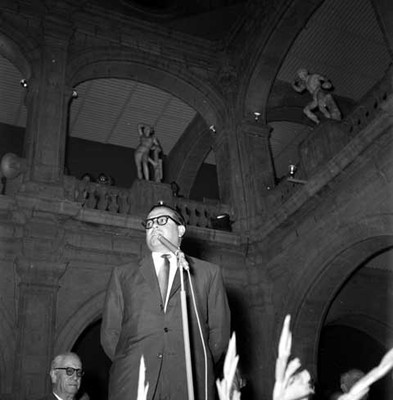 Arquitecto, miembro de la SAM en uso de la palabra durante una ceremonia