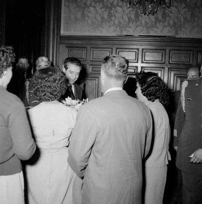 Adolfo López Mateos conversando con miembros de la Comisión de la Caravana de la Gratitud de San Luis Potosi en un salón de palacio nacional
