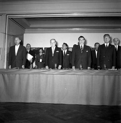 Adolfo López Mateos, Manuel J. Tello y funcionarios públicos presiden el COngreso de E. C. O. S. O. C. en el Hotel del Prado