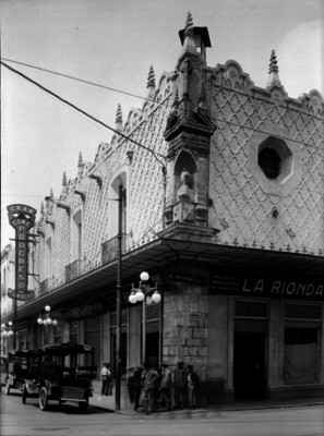 Nicho con imagen en la esquina de "3a. calle de Jesús María"