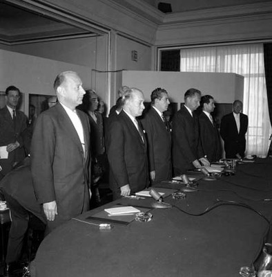 Adolfo López Mateos, Manuel J. Tello y demás individuos presiden de pie el Congreso de E. C. O. S. O. C