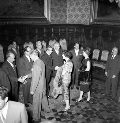 Adolfo López Mateos y comitiva, saludan a empresarios asistentes al congreso de la E. C. O. S. O. C