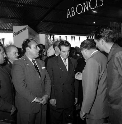 Adolfo López Mateos conversando con un hombre, durante la visita a las instalaciones de la Feria Industrial de S.L.P.