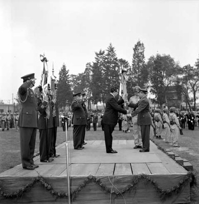 Adolfo López Mateos en el Colegio Militar, durante una ceremonia
