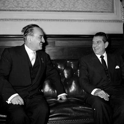 Adolfo López Mateos conversando con Anastas Ivanovich Mikoyan, en un salón
