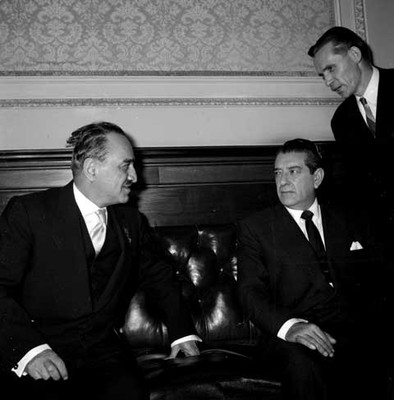 Adolfo López Mateos conversando con Anastas Ivanovich Mikoyan en un salón