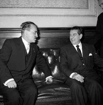 Adolfo López Mateos conversando con Anastas Ivanovich Mikoyan, en un salón