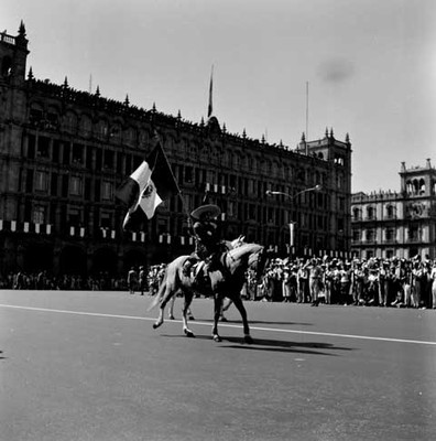 Abanderada a caballo en el desfile del 20 de Noviembre en el zócalo