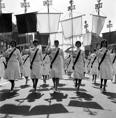 Trabajadores del IMSS con estudiantes durante un desfile en el zócalo de la Cd. de México