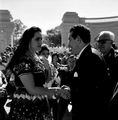 Adolfo López Mateos saludando a mujer vestida de folclórico durante su gira de trabajo por Mérida