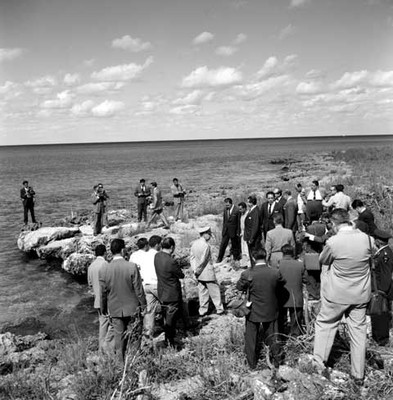 Adolfo López Mateos en compañía de Aarón Merino Fernández y comitiva recorriendo las costa de Cozumel