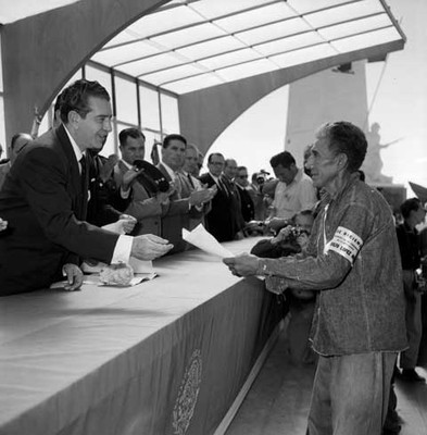 Adolfo López Mateos entregando título de propiedad a campesino en Chetumal