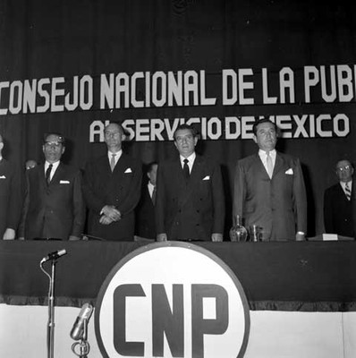 Adolfo López Mateos y miembros del COnsejo Nacional de la Publicidad, durante la inauguración del mismo