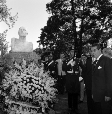 Adolfo López Mateos después de haber montado guardia de honor en la estatua de Amado Nervo