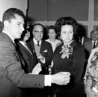 Eva Sámano y Jaime Torres Bodet visitando el desayunador de Jojutla de Juárez