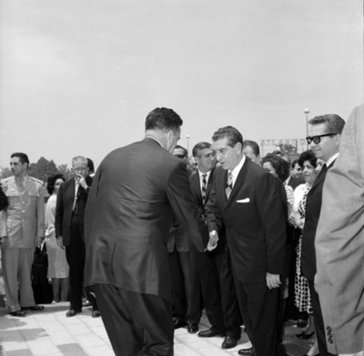 Adolfo López Mateos saludando a funcionarios, durante la inauguración de las clínicas 20 y 24 del Seguro Social