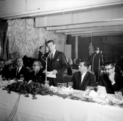 Adolfo López Mateos pronunciando un discurso durante un banquete ofrecido por el Sindicato de Maestros