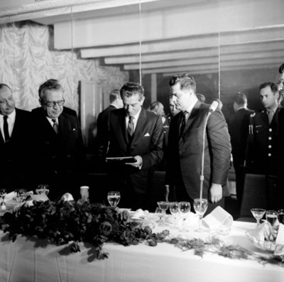 Adolfo López Mateos recibe regalo de manos del líder de los maestros, durante un banquete