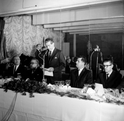 Adolfo López Mateos pronunciando un discurso durante el banquete ofrecido por el Sindicato de Maestros