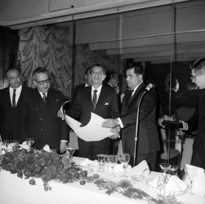 Adolfo López Mateos recibe reconocimiento durante el banquete ofrecido por el Sindicato de Maestros