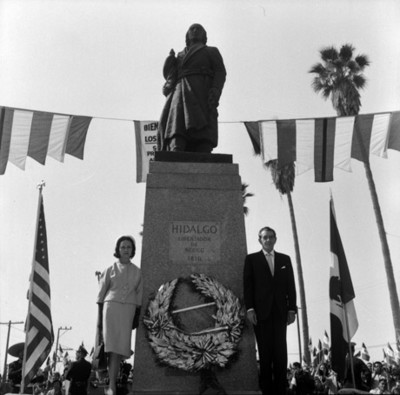 Adolfo López Mateos y Eva Sámano en una ceremonia en los monumentos a Hidalgo, en los Ángeles Cal