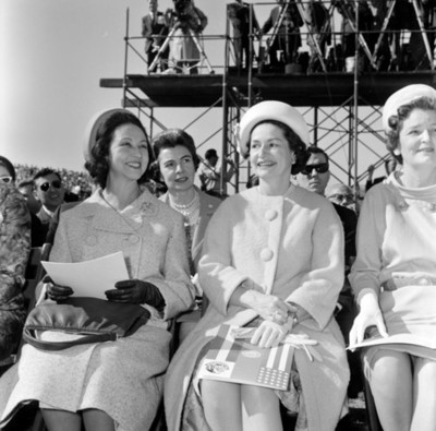Eva Sámano y Lady Bird Johnson en unas gradas durante una ceremonia en la Universidad de California