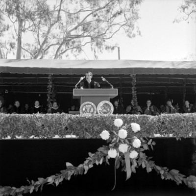 Adolfo López Mateos pronunciando un discurso durante su declaración como doctor honoris causa en la Universidad de California