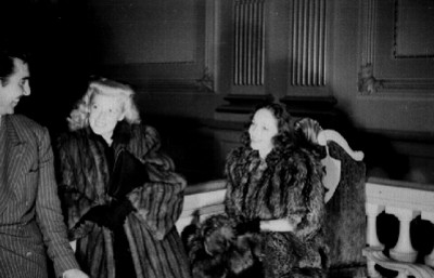 Artistas conversando durante el estreno de el Gran Hotel