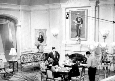 Actrices jugando canasta en la sala durante una escena de la película Corazones de México en los estudios Azteca