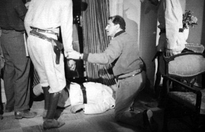 Director de cine da indicaciones a actores en un plató durante filmación de película ranchera