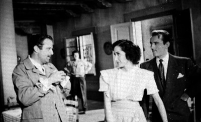 Rene Cardona conversando con Manolo Fábregas y actriz, durante la producción de la película El Tigre de Jalisco