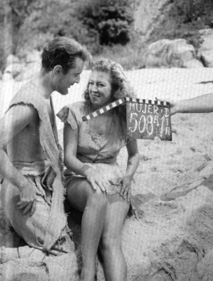 Manolo Fabregas y actriz sonriendo durante la filmación de la película 8 Hombre y una Mujer